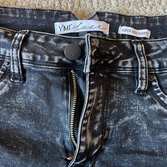 Black Stone-Wash High Rise Jean Shorts. Size 4 / 6 with 27inch Waist - Picture 2 of 4